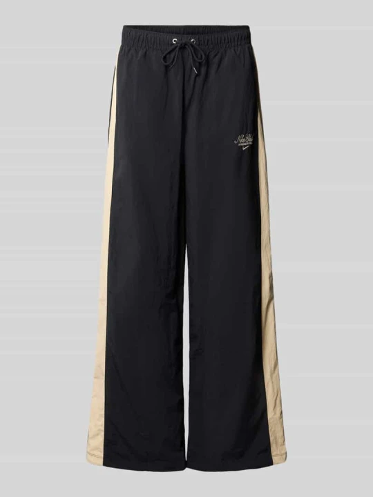 Zdjęcie produktu Spodnie dresowe o kroju relaxed fit z detal z logo Nike Czarny