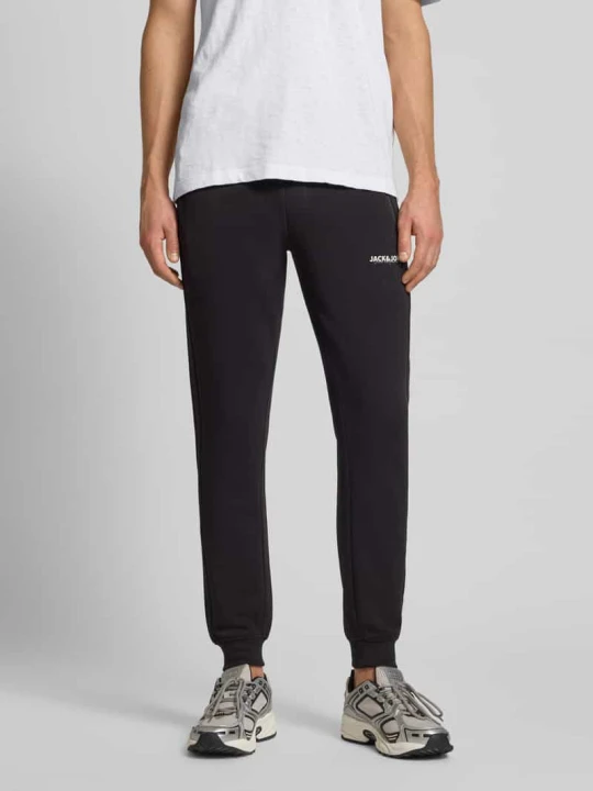 Zdjęcie produktu Spodnie dresowe o kroju slim fit z nadrukiem z logo model ‘Gordon’ Jack&Jones Czarny