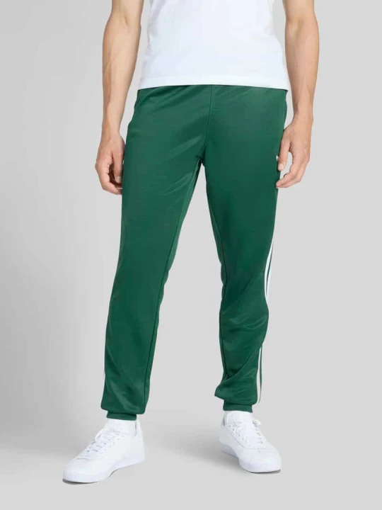 Zdjęcie produktu Spodnie dresowe o kroju slim fit z paski w kontrastowym kolorze adidas Originals