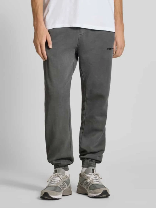 Zdjęcie produktu Spodnie dresowe o kroju tapered fit z wyhaftowanym logo Pegador Czarny