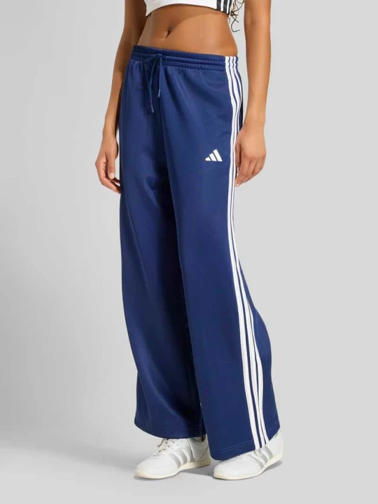 Zdjęcie produktu Spodnie dresowe o luźnym kroju z mieszanka bawełny z wyhaftowane logo Adidas Ciemnoniebieski