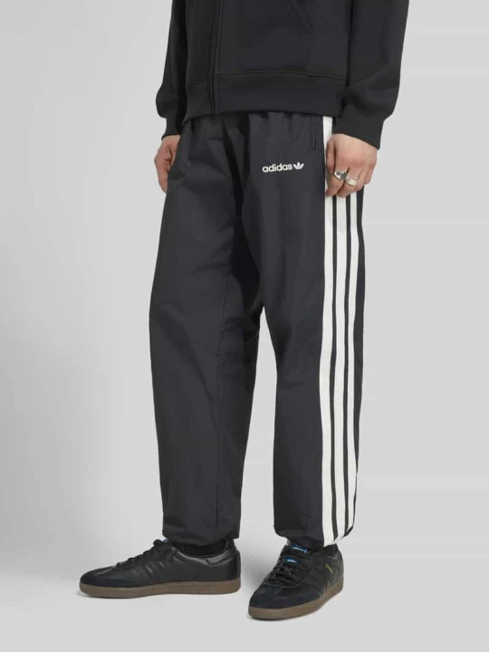 Zdjęcie produktu Spodnie dresowe o luźnym kroju z wyhaftowanym logo adidas Originals Czarny