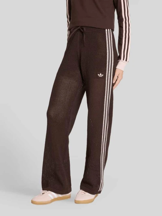 Zdjęcie produktu Spodnie dresowe o wyglądzie dzianiny w kroju regular fit model 'FIREBIRD' adidas Originals Czekoladowy