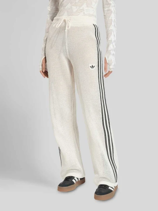 Zdjęcie produktu Spodnie dresowe o wyglądzie dzianiny w kroju regular fit model 'FIREBIRD' adidas Originals Złamany biały