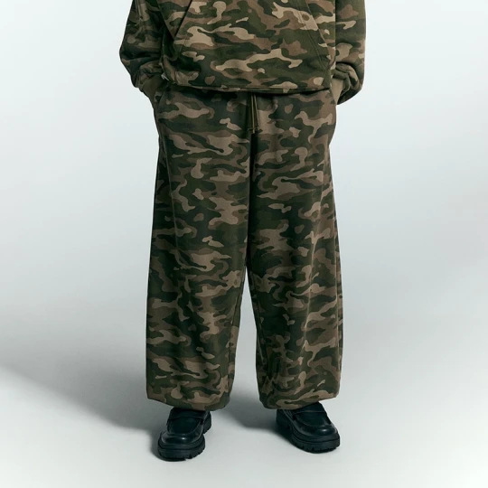Zdjęcie produktu Spodnie dresowe super baggy we wzór camo House