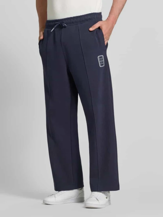 Zdjęcie produktu Spodnie dresowe w kroju loose fit z mieszanka bawełny model 'Tenn' Lacoste Granatowy