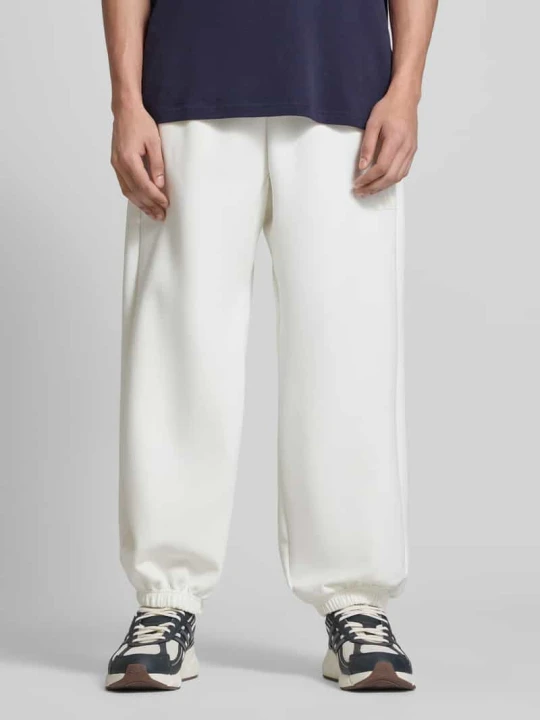 Zdjęcie produktu Spodnie dresowe w kroju regular fit z domieszką modalu i bawełny Adidas Złamany biały