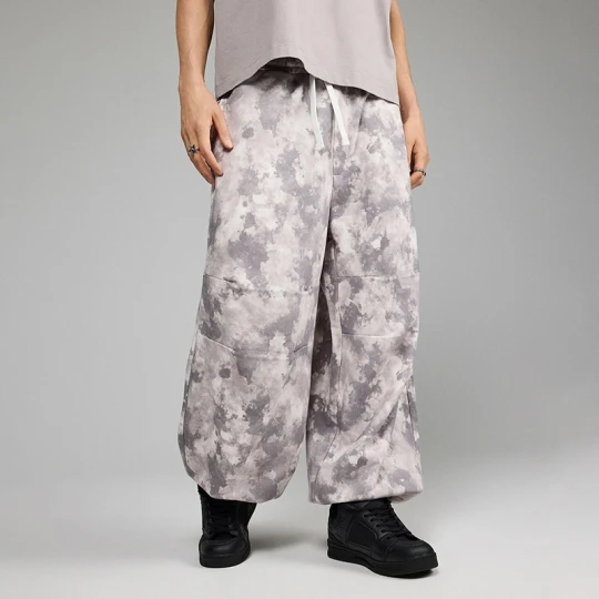 Zdjęcie produktu Spodnie dresowe we wzór abstract camo House