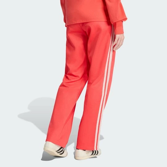 Zdjęcie produktu SPODNIE DRESOWE Z DETALAMI Z SZYDEŁKOWYMI FIREBIRD Adidas Semi Lucid Red