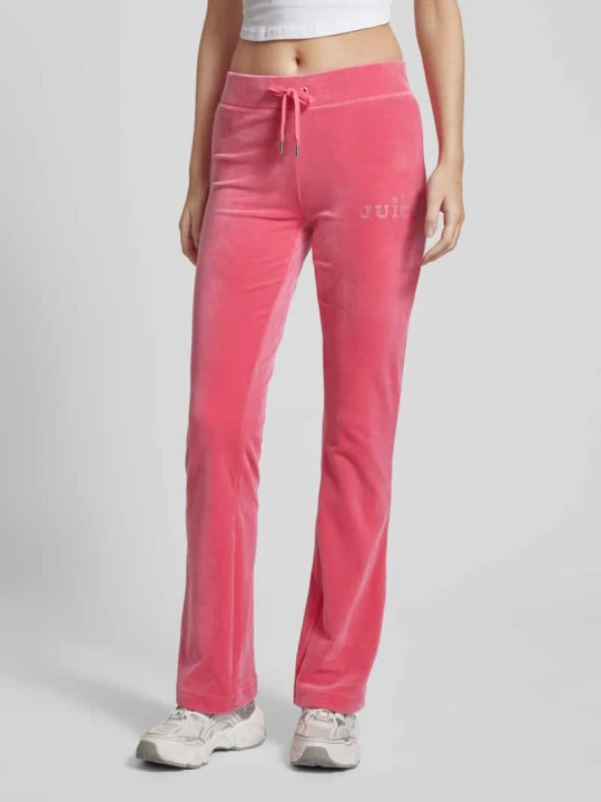 Zdjęcie produktu spodnie dresowe z detalem z logo i obszyciem ozdobnymi kamieniami Juicy Couture Mocnoróżowy