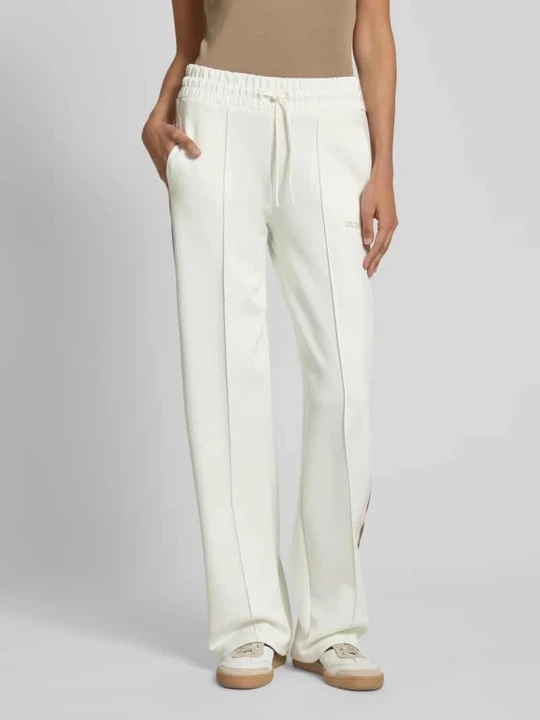 Zdjęcie produktu Spodnie dresowe z elastycznym pasem model ‘YARROW’ Guess Złamany biały