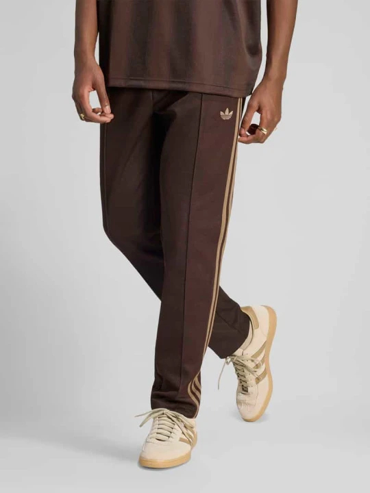 Zdjęcie produktu Spodnie dresowe z mieszanki bawełny z wyhaftowanym logo adidas Originals Ciemnobrązowy