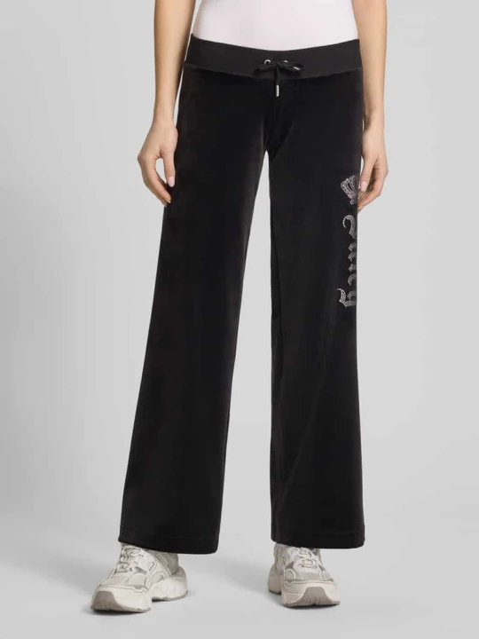Zdjęcie produktu Spodnie dresowe z obszyciem ozdobnymi kamieniami model 'GOTHIC CROWN' Juicy Couture Czarny