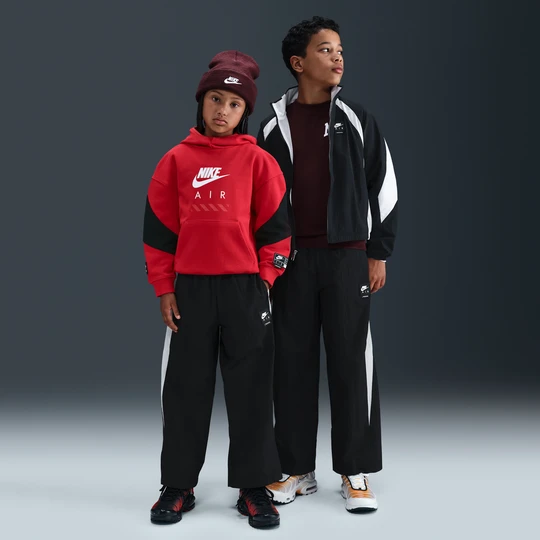 Zdjęcie produktu Spodnie dresowe z tkaniny dla dużych dzieci Nike Air - Czerń