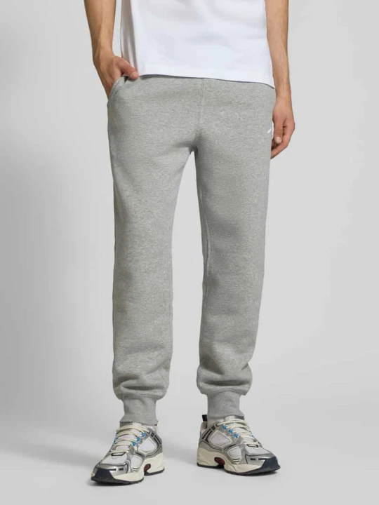 Zdjęcie produktu Spodnie dresowe z wyhaftowanym logo i kieszenią z tyłu Nike Jasnoszary