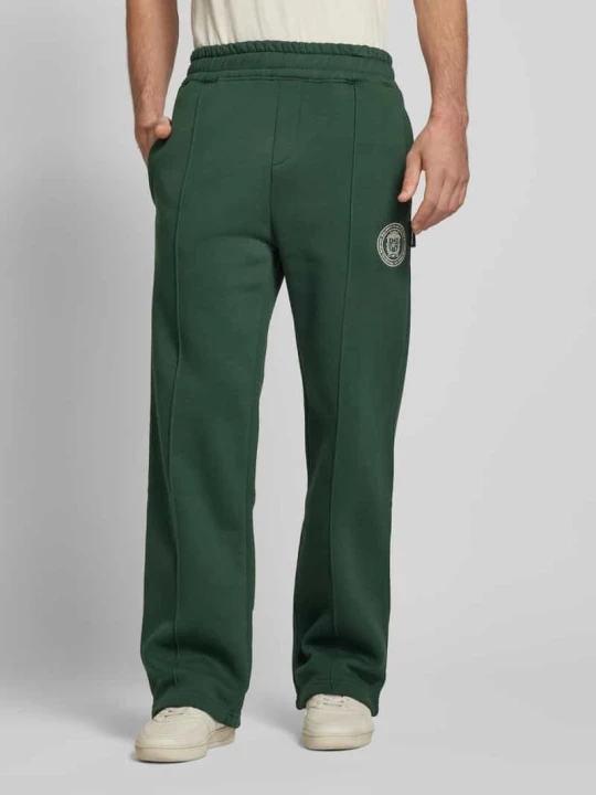 Zdjęcie produktu Spodnie dresowe z wyhaftowanymi logo model ‘Camden’ PROHIBITED Ciemnozielony