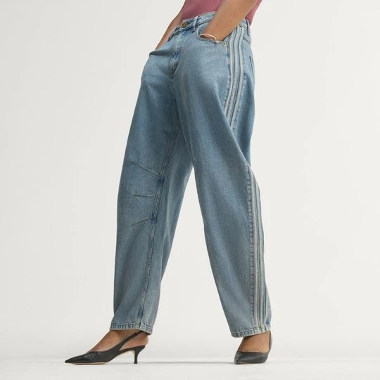 Zdjęcie produktu SPODNIE DŻINSOWE Z WYSOKIM STANEM I NOGAWKAMI TYPU BARREL Adidas Worn Blue Denim