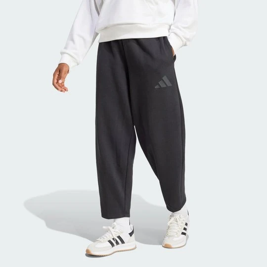 Zdjęcie produktu Spodnie Essentials Contemporary Logo Fleece Barrel Adidas czarny
