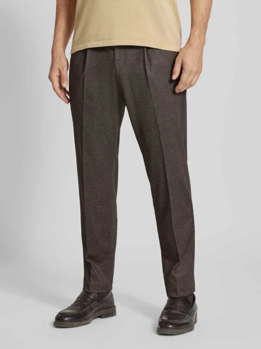Zdjęcie produktu Spodnie garniturowe o kroju tapered fit z zakładkami w pasie model „Sando” CINQUE Orzechowy