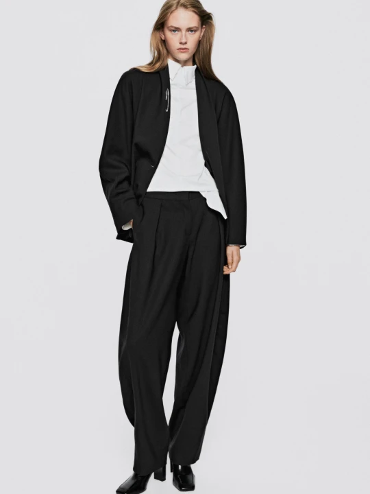 Zdjęcie produktu Spodnie Garniturowe Z Zakładkami O Kroju Barrel Fit - Limited Edition - Czarny - Massimo Dutti - Female