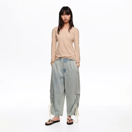 Zdjęcie produktu Spodnie jogger marszczone denim jasnoniebieskie BIMBA Y LOLA