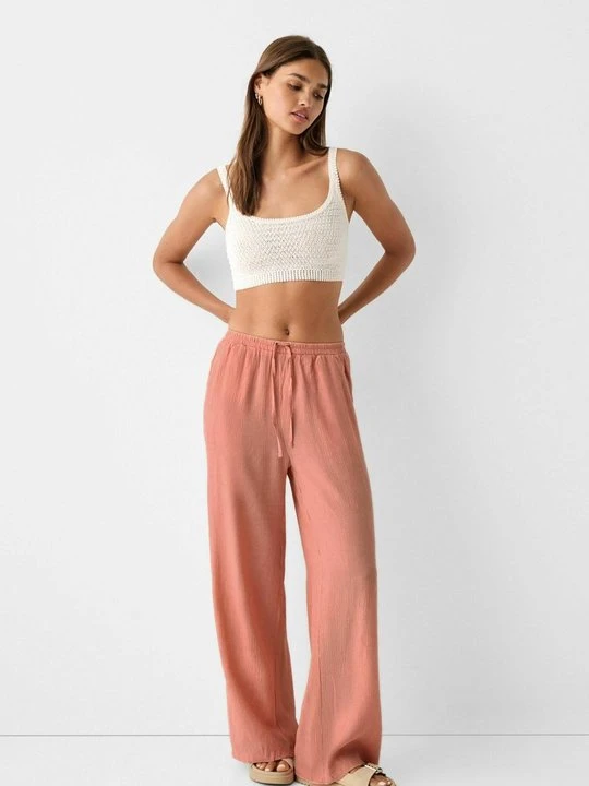 Zdjęcie produktu Spodnie materiałowe Bershka różowy