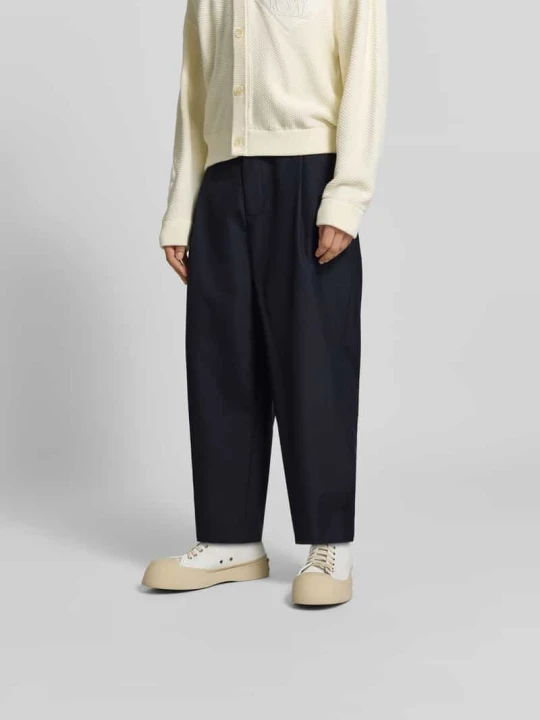 Zdjęcie produktu Spodnie materiałowe o kroju straight fit z zakładkami w pasie Maison Kitsuné Ciemnoniebieski
