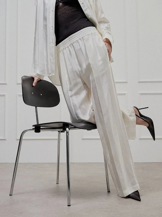 Zdjęcie produktu Spodnie materiałowe Victoria Beckham mleczny