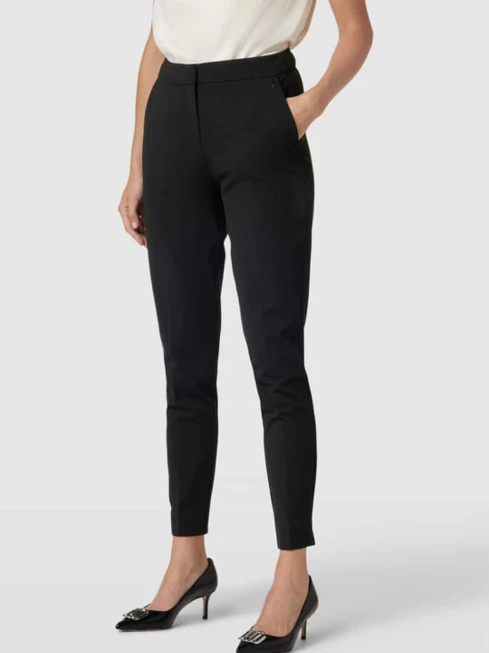 Zdjęcie produktu Spodnie materiałowe o kroju slim fit z mieszanki wiskozy z aplikacją z logo comma Czarny
