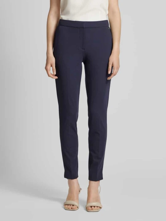 Zdjęcie produktu Spodnie materiałowe o kroju slim fit z mieszanki wiskozy z aplikacją z logo comma Granatowy