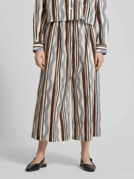 Zdjęcie produktu Spodnie materiałowe z szeroką nogawką i plisami model ‘VIRGIN’ Weekend Max Mara Jasnoniebieski