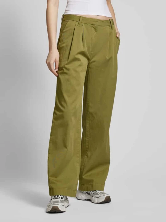 Zdjęcie produktu Spodnie materiałowe z zakładkami w pasie model ‘UTILITY’ Calvin Klein Jeans Oliwkowy