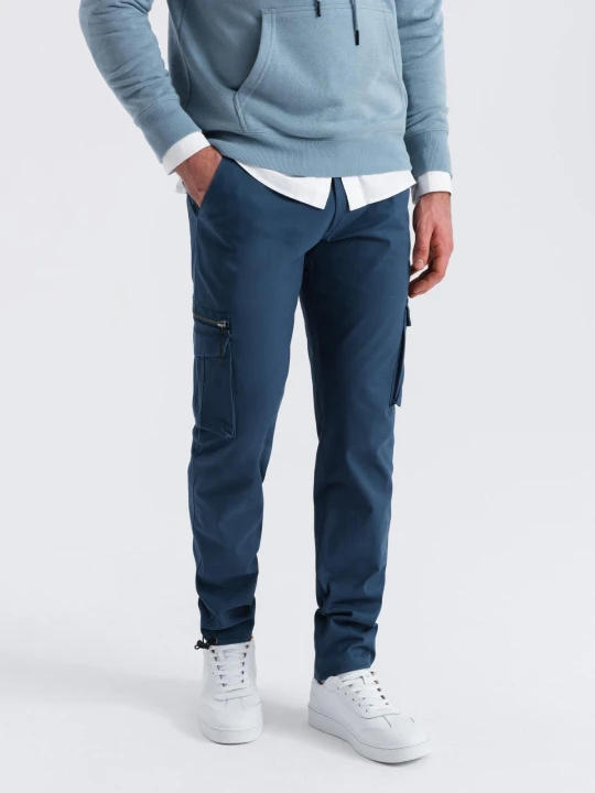 Zdjęcie produktu Spodnie męskie cargo STRAIGHT LEG z trójkątnym pinem na kieszeni – ciemnoniebieskie V4 - Rozmiar: M Ombre Clothing