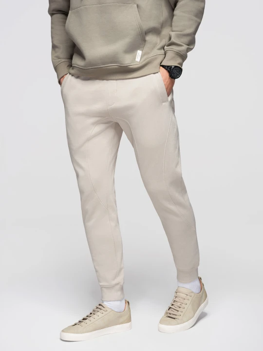 Zdjęcie produktu Spodnie męskie dresowe ze ściągaczem przy nogawce BASIC jogger - jasnobeżowe V1 - Rozmiar: XL Ombre Clothing jasny szary