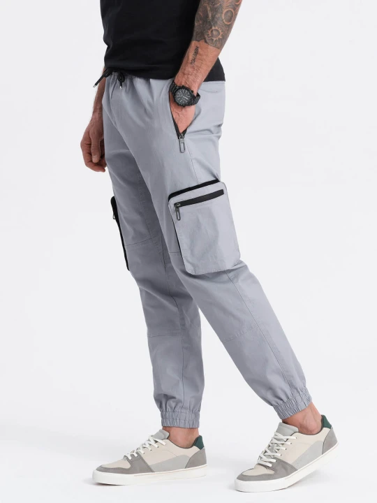 Zdjęcie produktu Spodnie męskie JOGGERY z odstającymi i zapinanymi kieszeniami cargo - jasnoszare V8 - Rozmiar: XL Ombre Clothing szary