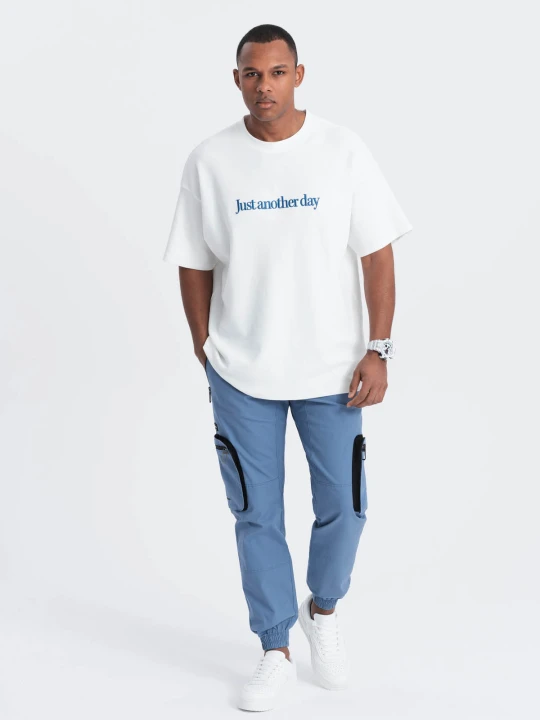 Zdjęcie produktu Spodnie męskie JOGGERY z odstającymi i zapinanymi kieszeniami cargo - niebieskie V7 - Rozmiar: XL Ombre Clothing