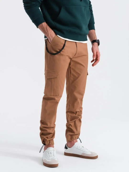 Zdjęcie produktu Spodnie męskie z kieszeniami cargo i ściągaczem na dole nogawki - jasnobrązowe V3 - Rozmiar: M Ombre Clothing brązowy