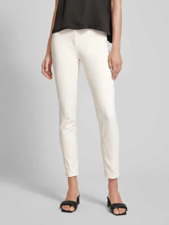 Zdjęcie produktu Spodnie o kroju slim fit z ozdobnymi szwami Marc Cain Złamany biały