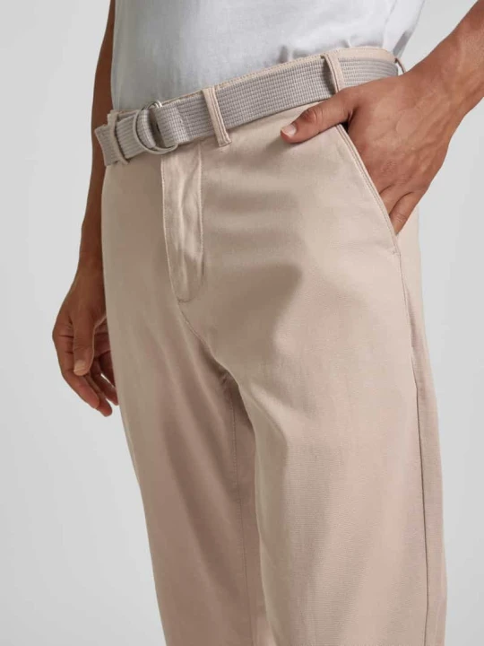 Zdjęcie produktu Spodnie o kroju slim fit z zapięciem na guzik i paskiem MCNEAL Beżowy