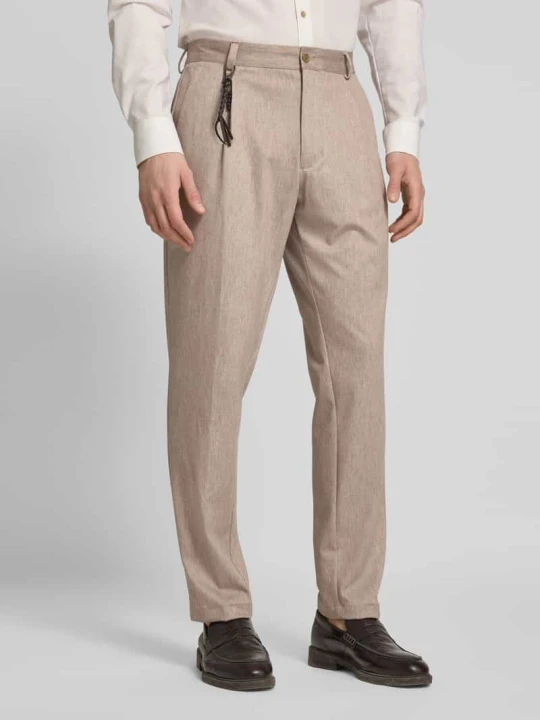 Zdjęcie produktu Spodnie o kroju tapered fit z zakładkami w pasie i aplikacją model ‘Olf’ CG - Club of Gents Beżowy