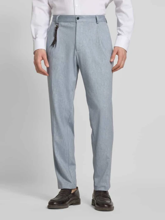 Zdjęcie produktu Spodnie o kroju tapered fit z zakładkami w pasie i aplikacją model ‘Olf’ CG - Club of Gents Błękitny