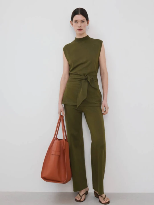 Zdjęcie produktu Spodnie o prostym kroju z cienkiej dzianiny khaki - Kobieta - - MANGO