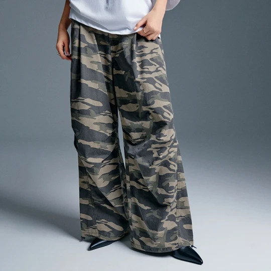 Zdjęcie produktu Spodnie parachute low waist we wzór camo House
