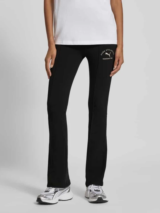 Zdjęcie produktu Spodnie rozszerzane o kroju slim fit z detalem z logo Puma Czarny