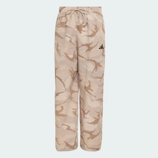 Zdjęcie produktu Spodnie Seasonal Essentials Camo Woven Parachute Adidas