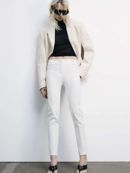 Zdjęcie produktu Spodnie slim fit Patrizia Pepe biały