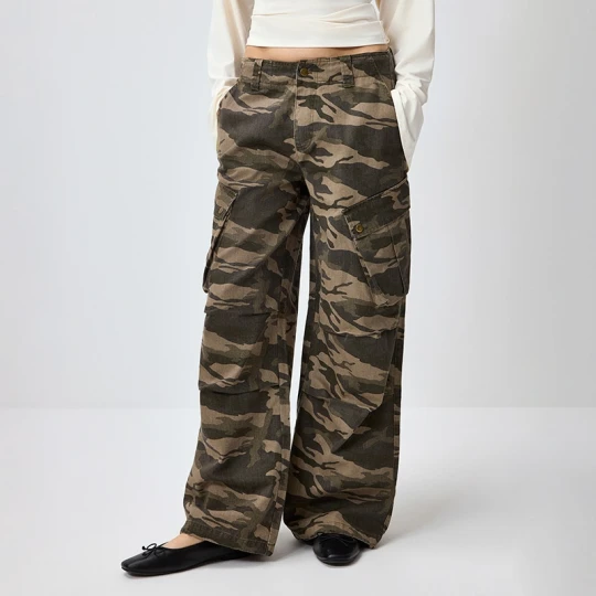 Zdjęcie produktu Spodnie straight fit we wzór camo z kieszeniami cargo House
