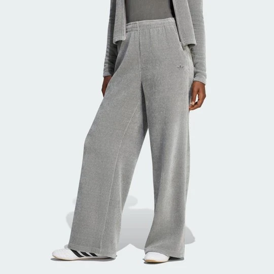 Zdjęcie produktu SPODNIE SZENILOWE PREM ESS CHENILLE FL WL Adidas Grey Three