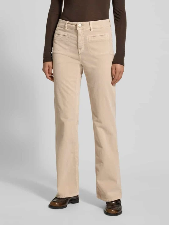 Zdjęcie produktu Spodnie sztruksowe o rozkloszowanym kroju z kieszeniami z patką model ‘Melly’ Opus Piaskowy