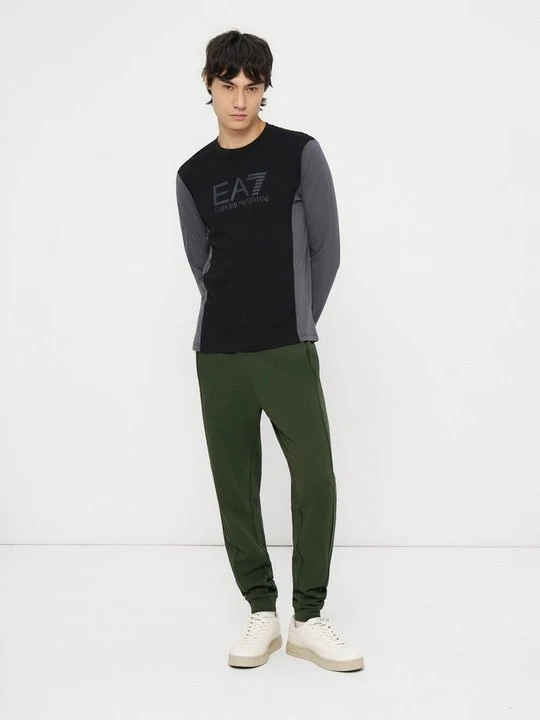 Zdjęcie produktu Spodnie treningowe EA7 Emporio Armani oliwkowy